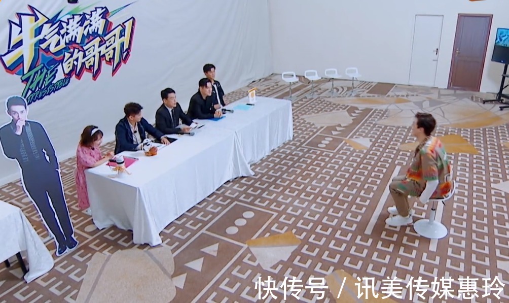 陈立农王耀庆玩打手板,嗨到极点,农哥笑成地主家的“傻儿子”