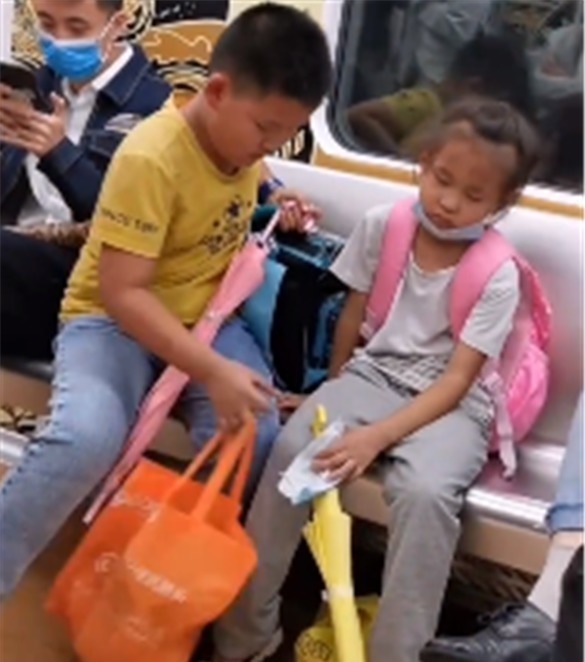 孩子们|妹妹地铁上犯困想睡觉,哥哥贴心照顾惹人羡,网友:有哥哥真好