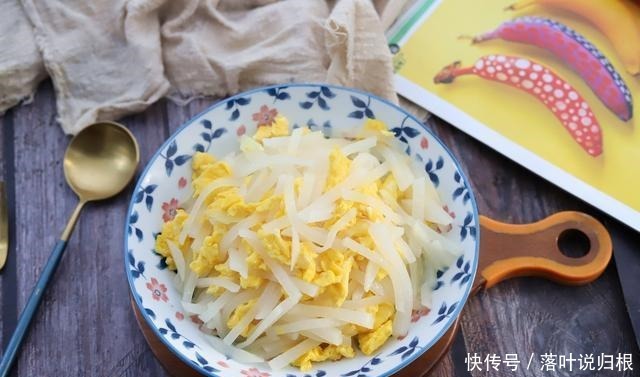 炒鸡蛋别只会用西红柿,换个食材,润肺生津,老人孩子都爱吃