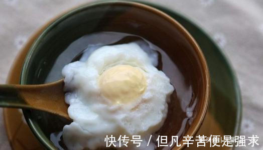 水煮荷包蛋时,为何总是散开有白沫教你2招,荷包蛋滑嫩不粘锅