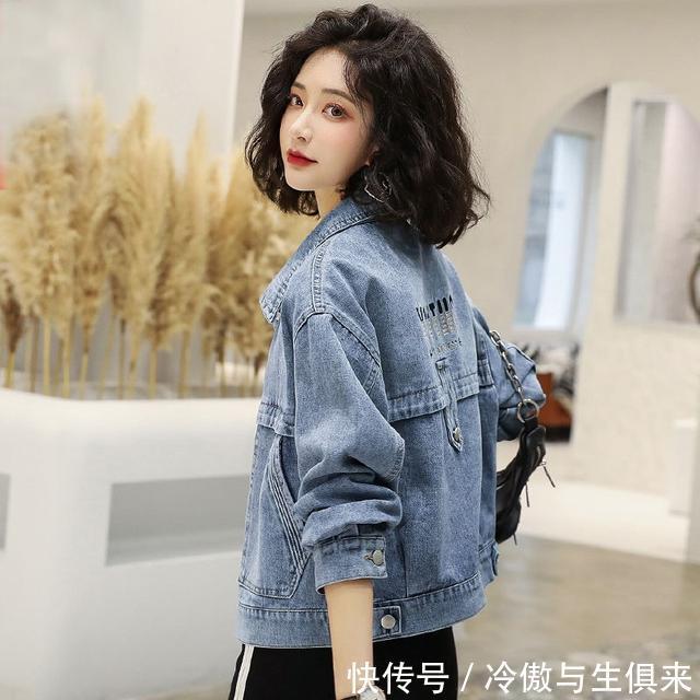 牛仔外套的减龄搭配推荐，只要选对内搭单品，时髦度飙升