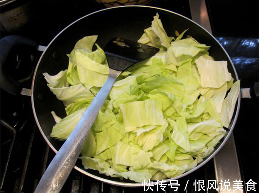 酸菜和包菜一起这样做，味道赛过吃肉，做了一大盆，一点没剩下！