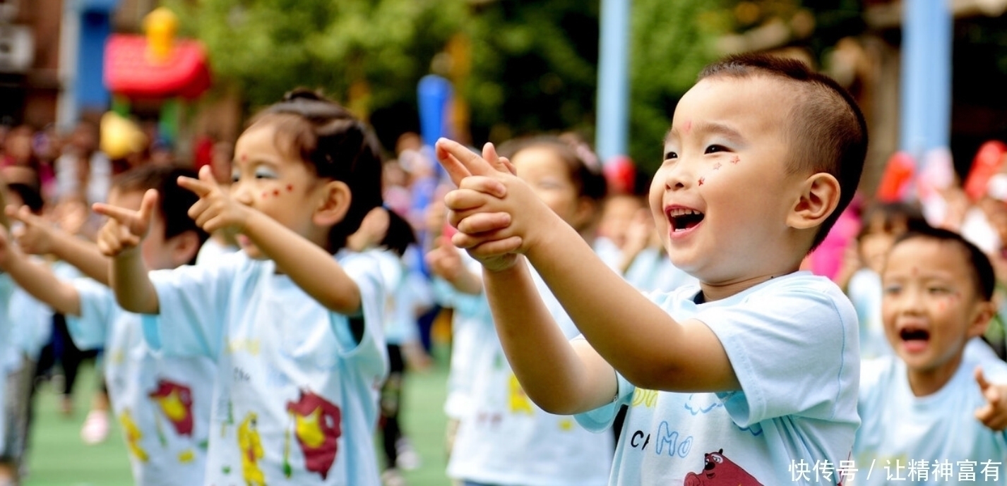 笑容|“最美幼师”走红，在台下领舞笑容甜美，男家长：以后孩子我接