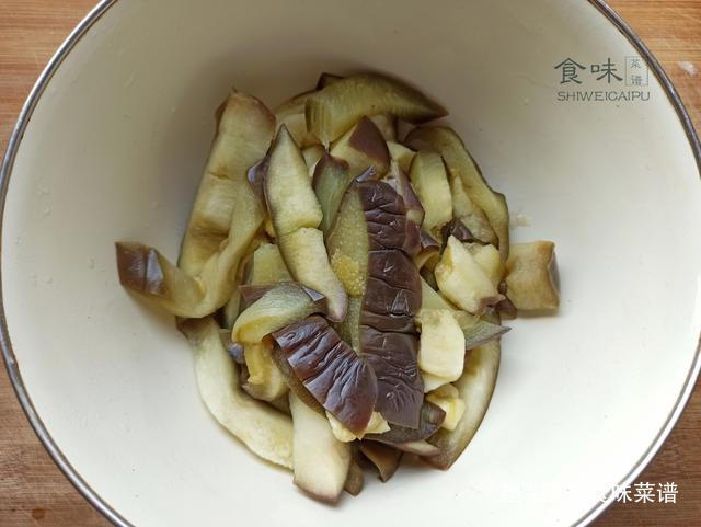 蒸茄子，直接上锅蒸不对！教你一招，茄子鲜嫩不发黑，上桌就光盘