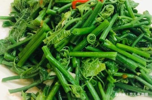 简单一炒就上桌,不需要过多的调料,口感脆嫩,特别好吃下饭