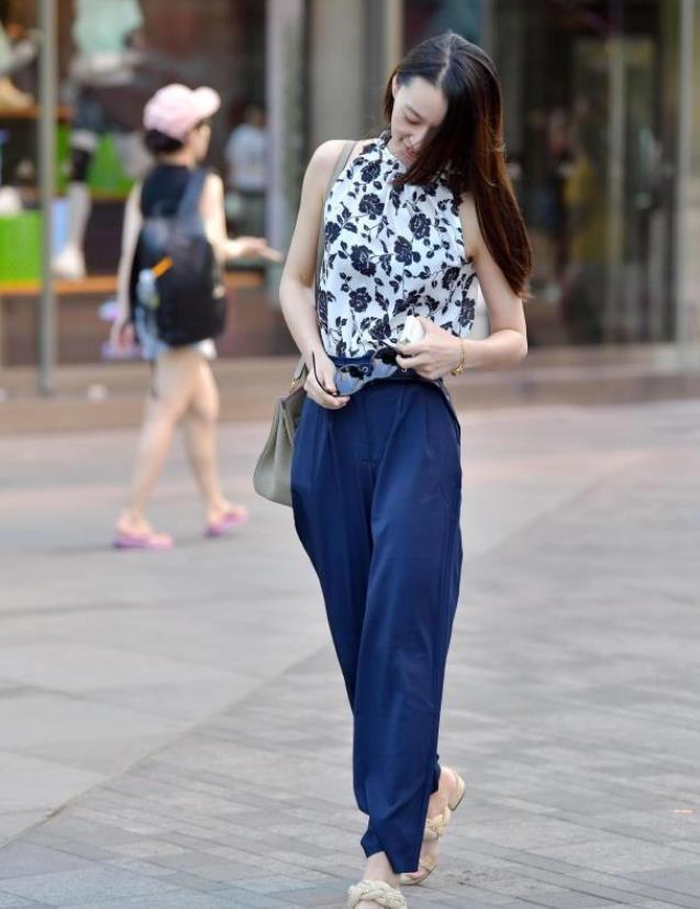 波点|街拍小姐姐黑色短款瘦身连衣裙,搭配波点蝴蝶结凉拖,非常清凉