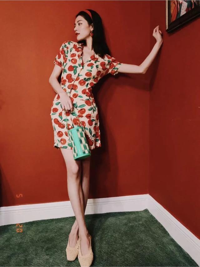 参考价格 翻了身的“土味凉鞋”,这次成了时髦精心中的C位