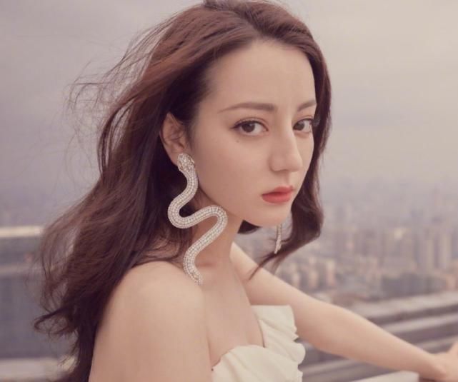 高跟鞋|热巴的脚有多小看清她穿高跟鞋时的大脚趾头,真的尽力了