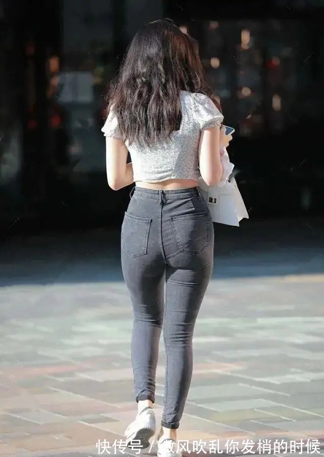 穿搭 选择修身百搭的牛仔裤,简单搭配就可以很时尚,洋气又显身材