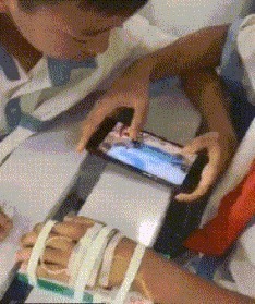 |搞笑GIF图:妹子,去扫大街还这么开心,真是够乐观的