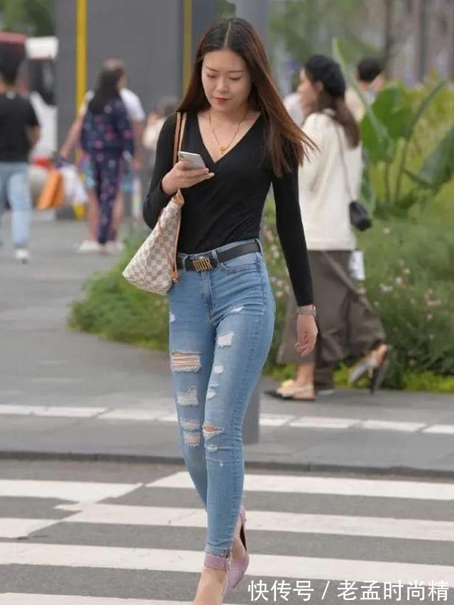 长袖衫 时尚说:牛仔裤搭配长袖衫,让你轻松穿出时尚感来