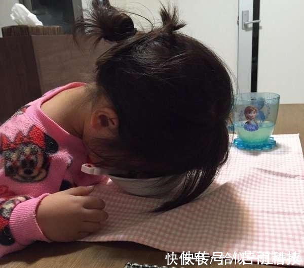 宝宝|妈妈在网上晒出宝宝睡觉的样子,有几张你可能受不了