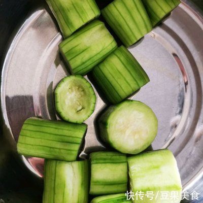 美人水|粉丝什锦蒸丝瓜这样做也太好吃了，每天下饭都靠它