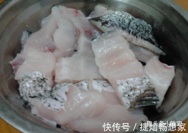 过年炸鱼块，别只知道挂面糊，这么做才正确，鱼块更香酥更入味