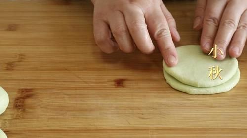 春饼试试这样做，能蒸能烙，轻薄如纸，一锅15张不是问题