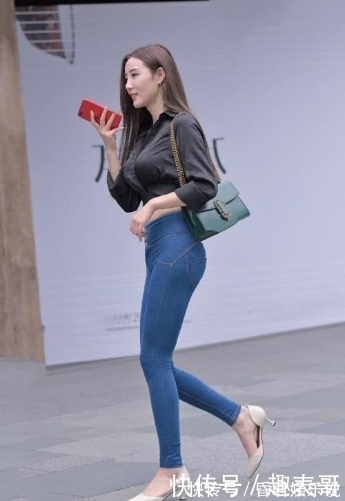 穿搭|休闲时尚的穿搭窍门,潮流舒适的修身牛仔,适合有气质的女生