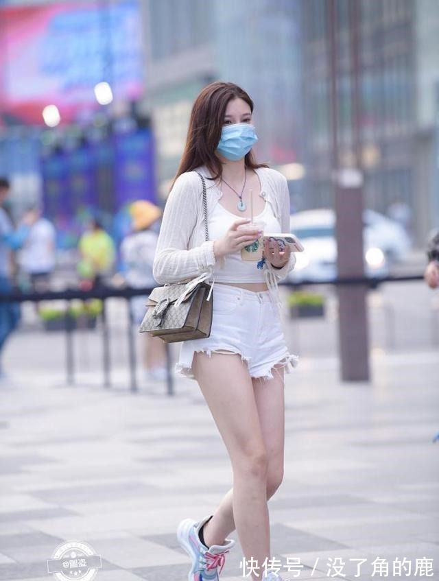 polo 瘦中有“肉”的打底裤美女,休闲靓丽合时宜,身材匀称!