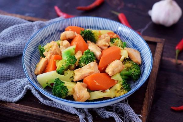 西兰花|西兰花炖鸡胸肉减脂食谱