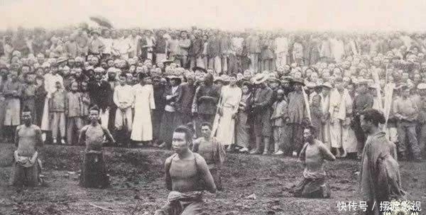 罕见|义和团罕见老照片手拿大刀,号称刀枪不入,图8钝刀行刑很残忍