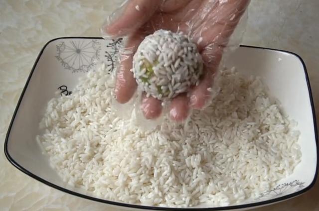 西葫芦新吃法,加一碗糯米,不加水不放油,鲜嫩营养、做法简单