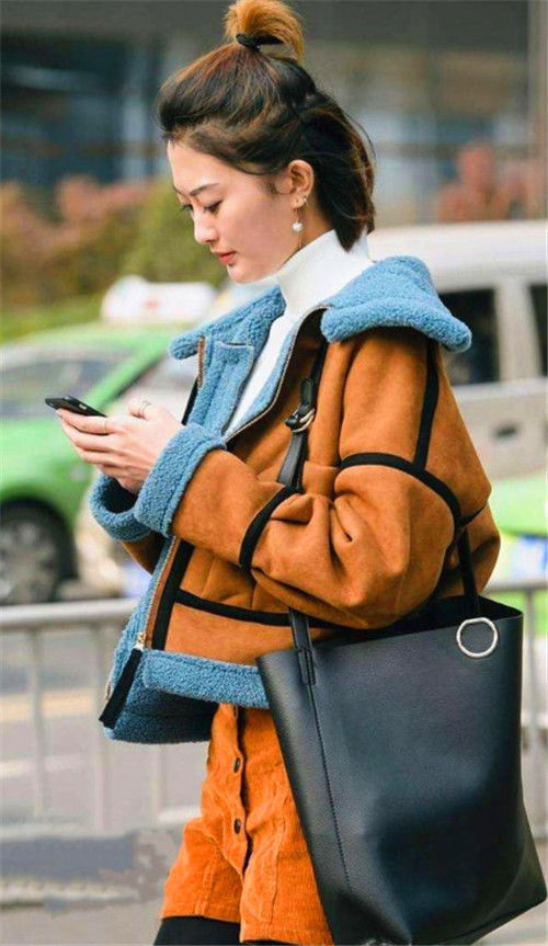 温婉|街拍丸子头美女温婉优雅的穿搭,时尚又大气