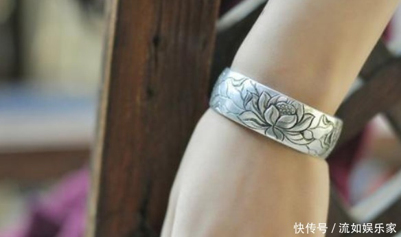 女性长期佩戴“银手镯”,10年后身体会有啥变化大多数人戴错了