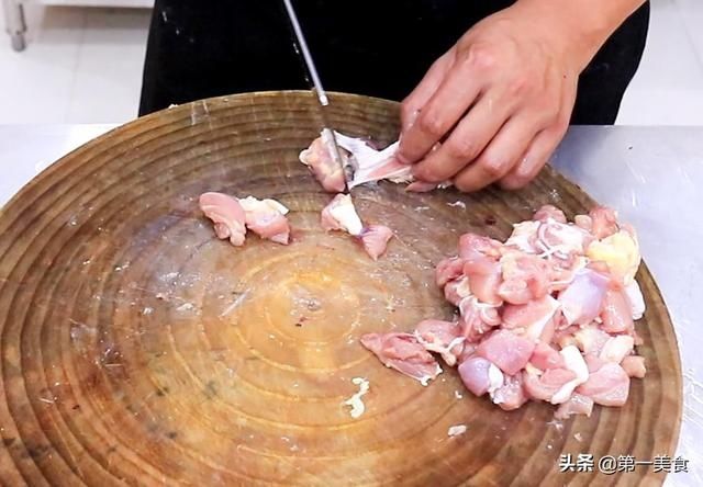 豆瓣酱|宫保鸡丁怎么做才好吃？学会这个腌制秘诀，鸡肉鲜嫩入味又不柴