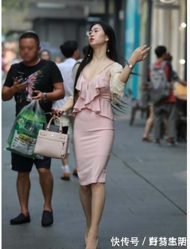 荷叶|美女穿搭：粉色吊带裙搭配短款开衫， 优雅大气， 气质感十足