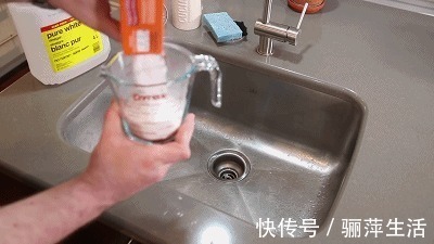 冲刷|下水道堵了,她随手丢进两块药片,不到1分钟就疏通了