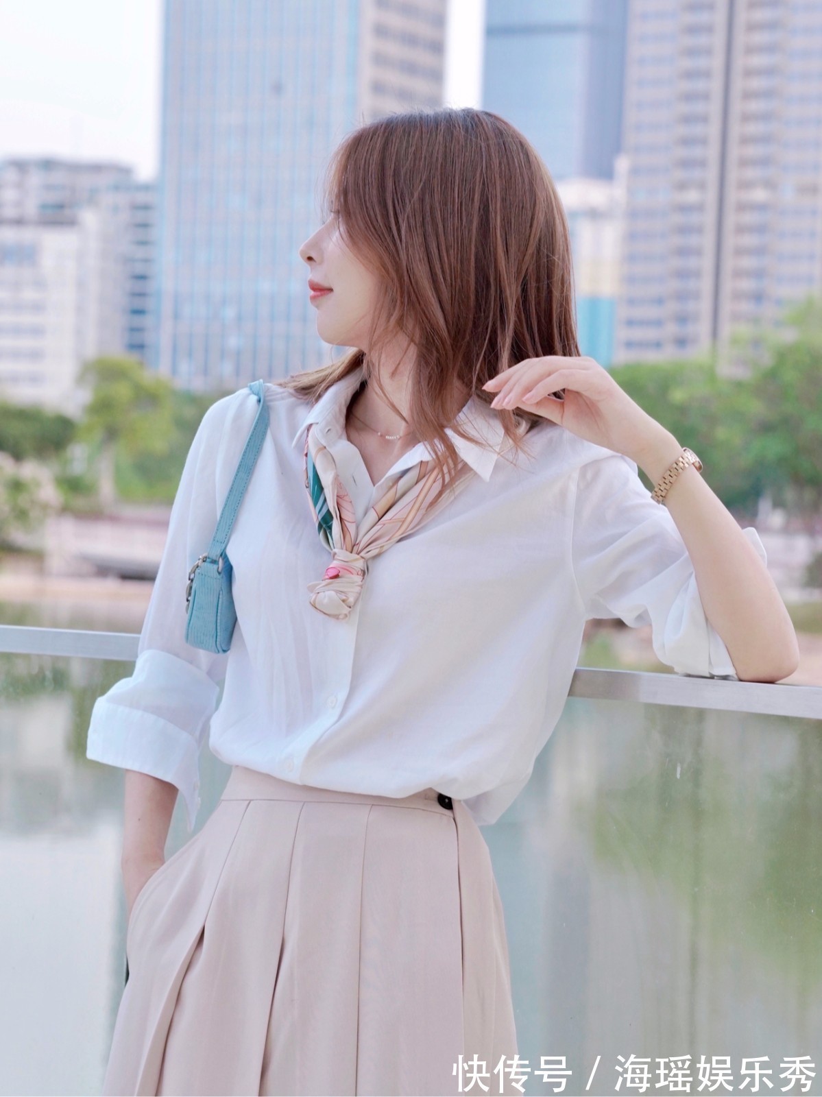 丝巾 基础款白衬衫穿搭,巧用丝巾搭出优雅知性风,很适合上班族