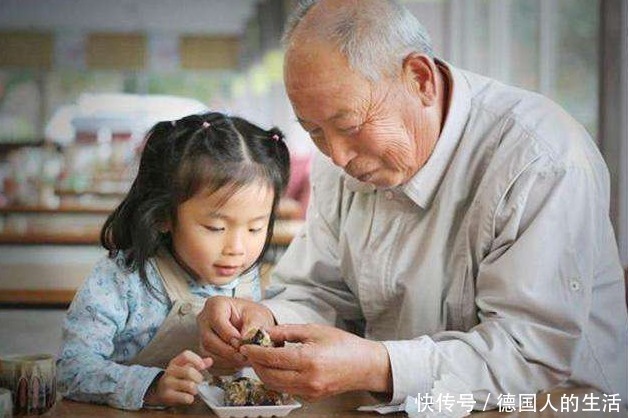 外公|家里“独苗”刚出生,爷爷外公凝视半小时不动,网友:以为是照片