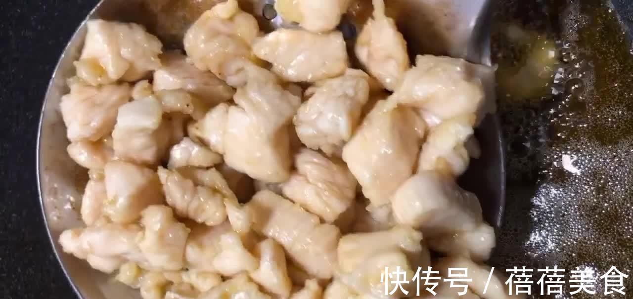 家常版鱼香鸡丁的做法,香辣酸甜鲜嫩爽脆,深受食客追捧的下酒菜