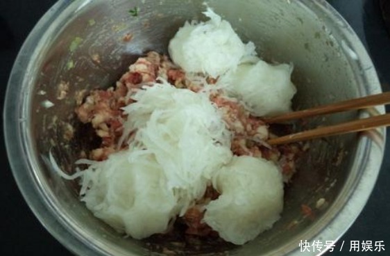 萝卜做馅时,不要再焯水了,学会一招好方法,饺子鲜味足,好吃