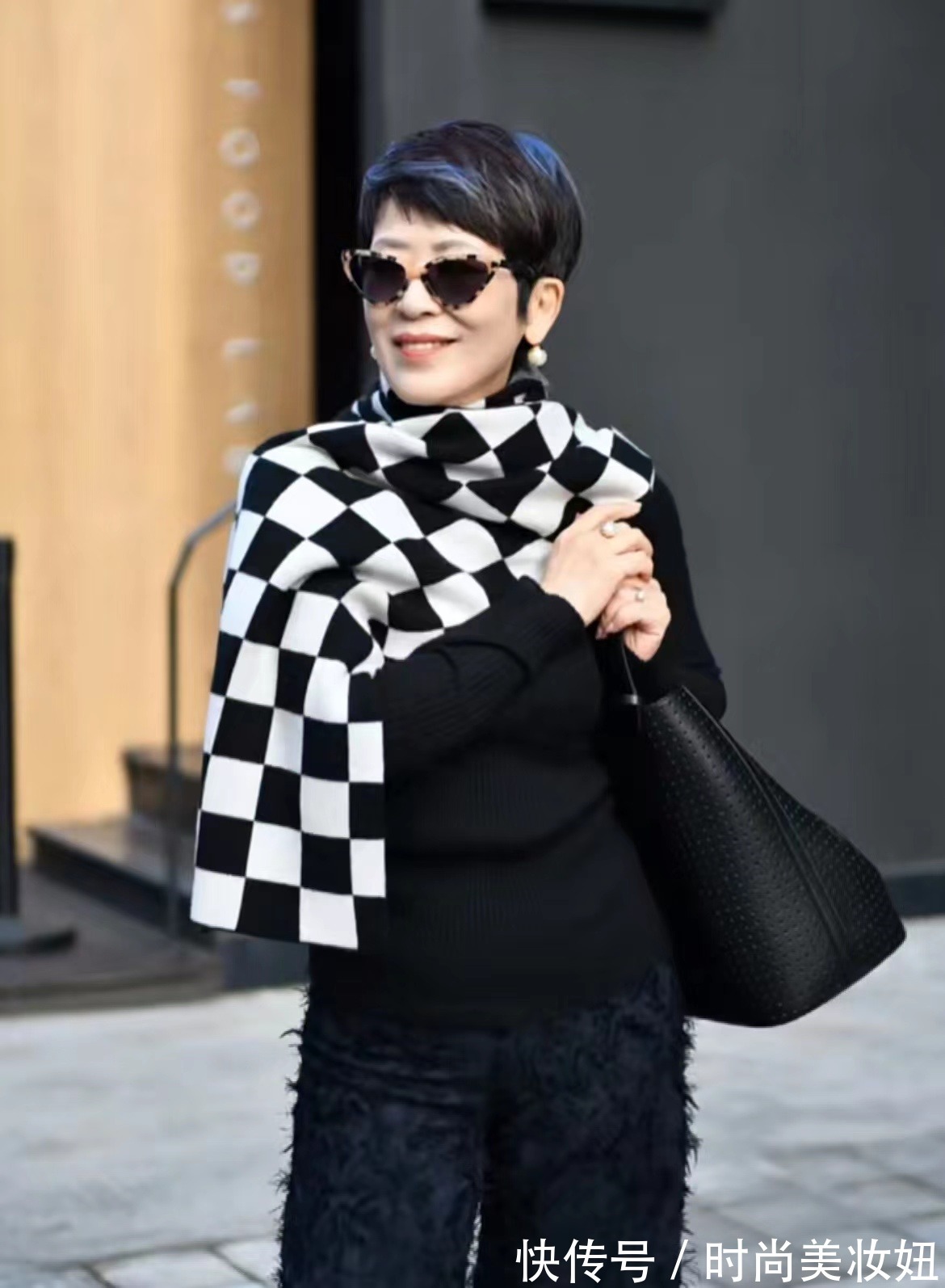 针织衫|这才是60岁女人该有的模样,靠穿搭赢得体面,气质真高级