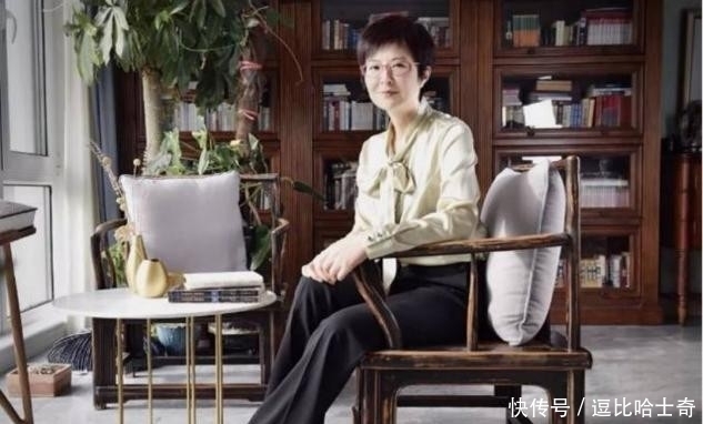 主持人|央视名嘴张泉灵,因为生病辞职,后投资年轻小伙成富豪