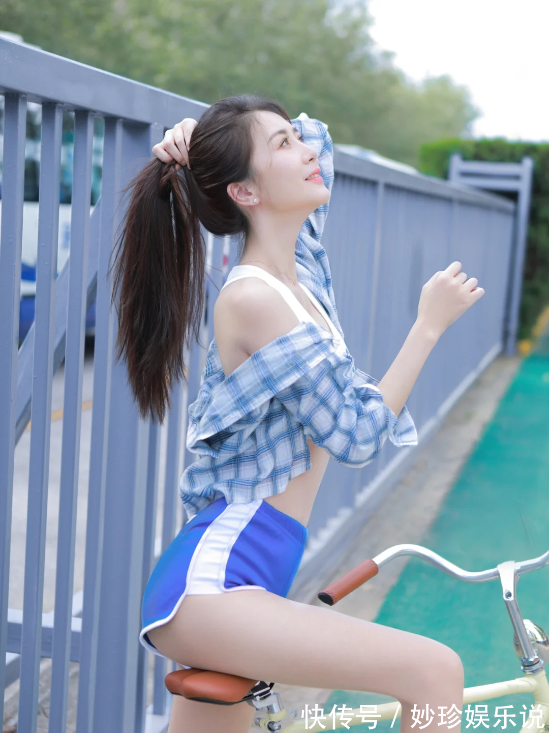 运动裤|运动短裤如何穿搭出清新的美?格子上衣搭配运动吊带,时髦又可爱