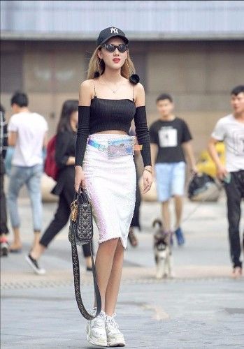  牛仔外套|街拍：吊带衣裙，彰显出女人独特的娇艳美