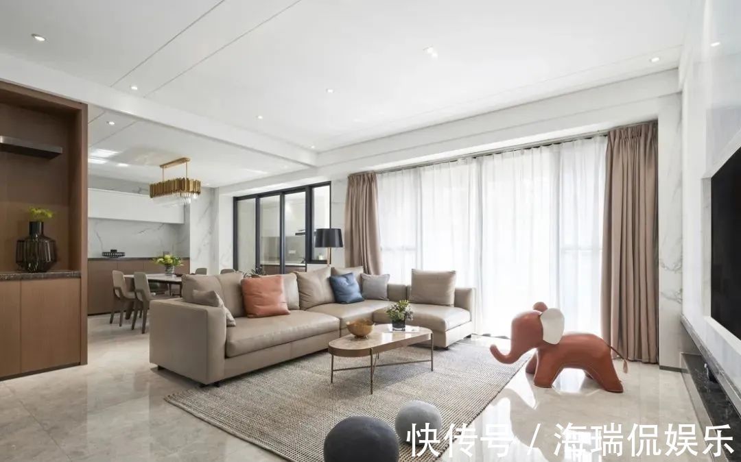 三人位|客厅沙发这样摆放,面积直接大了一倍,邻居见了挤爆门来学!