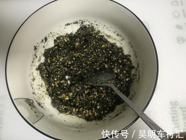 做酥点不用猪油也能酥掉渣，咬一口满嘴香，放三天不变样，吃不够