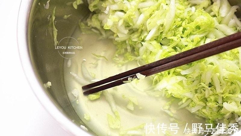 白菜丝|白菜直接用来烙饼？不用和面揉面，烙好的饼又软又香，吃了还想吃