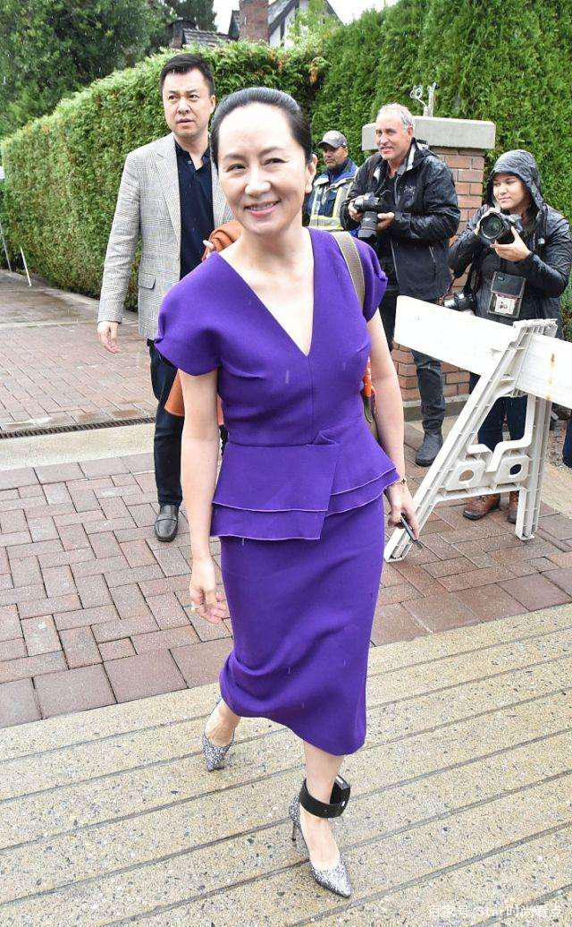 气质|孟晚舟披发造型女人味十足!穿大衣有气场,身材丰腴气质不减