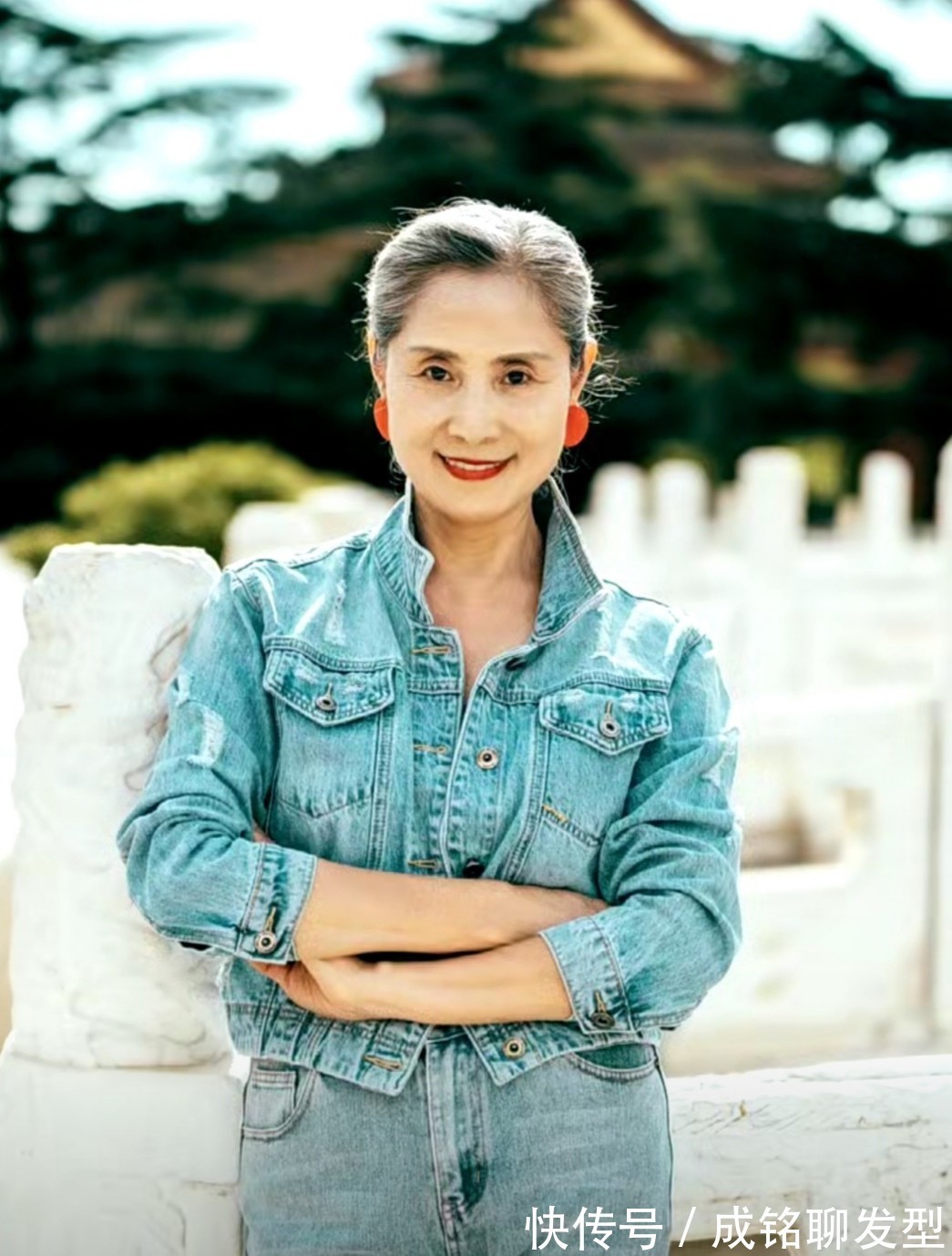 旗袍|头发变白满脸皱纹又怎样?70岁奶奶穿牛仔踩高跟,时尚不输年轻人