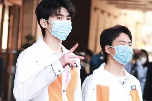 跑男|李晨晒出《跑男》合照,有谁注意郭麒麟的脚,比五位女嘉宾还亮眼