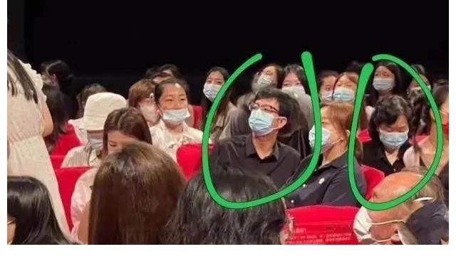 话剧|肖战成都站话剧首场圆满结束，与爸妈一起感受全场雷雨般的掌声