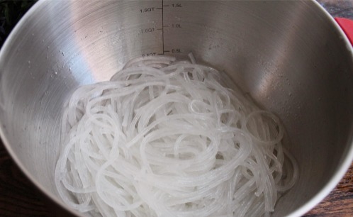 水泡发粉条|餐馆炒粉条爽滑好吃,在家炒就粘锅,原来是我们少做了这一步骤