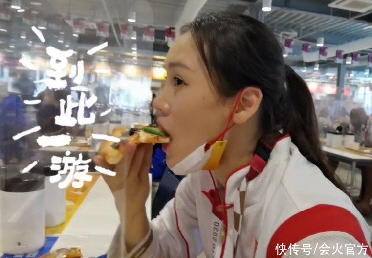 大长腿|蹦床女神刘灵玲晒日常，穿背心短裤在床上拉伸，肌肉紧实四肢有力