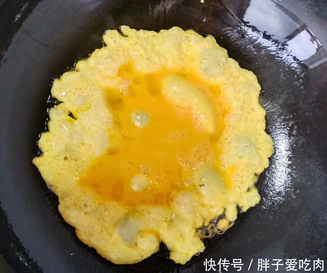 儿子饿了用鸭蛋、火腿、简单做个蛋炒饭,直呼太好吃了