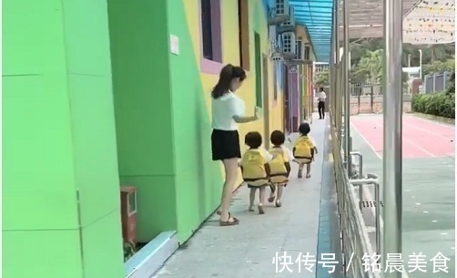 辣妈|辣妈“六亲不认”式送三胞胎上学,像极了传说中的“赶鸭子上架”