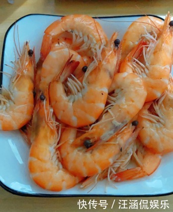 细嫩|煮虾时,放香油跟放盐都不对!只需加点它,肉质细嫩,新鲜无腥味