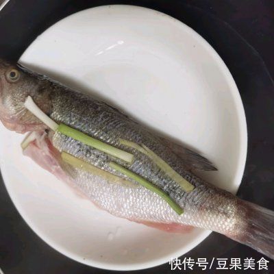 让你停不下筷子的家庭版清蒸鲈鱼